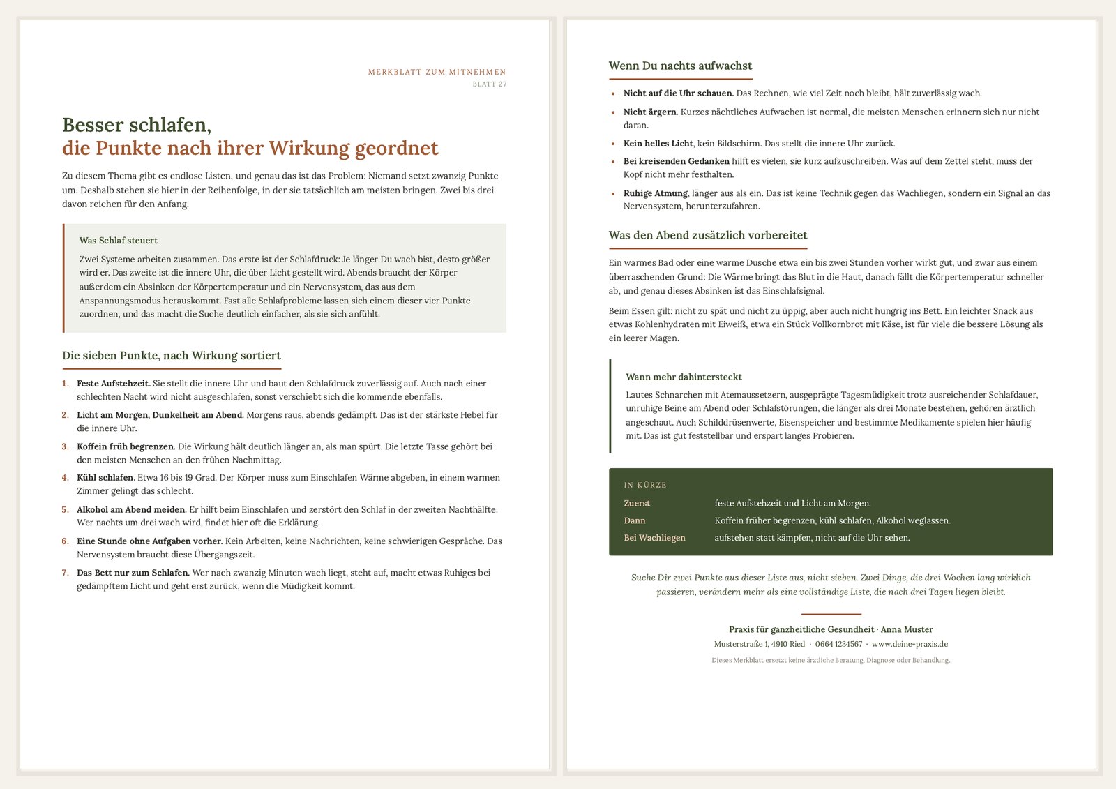 Beispiel-Merkblatt Besser schlafen, beide Seiten, in der Farbwelt Moos und Terracotta